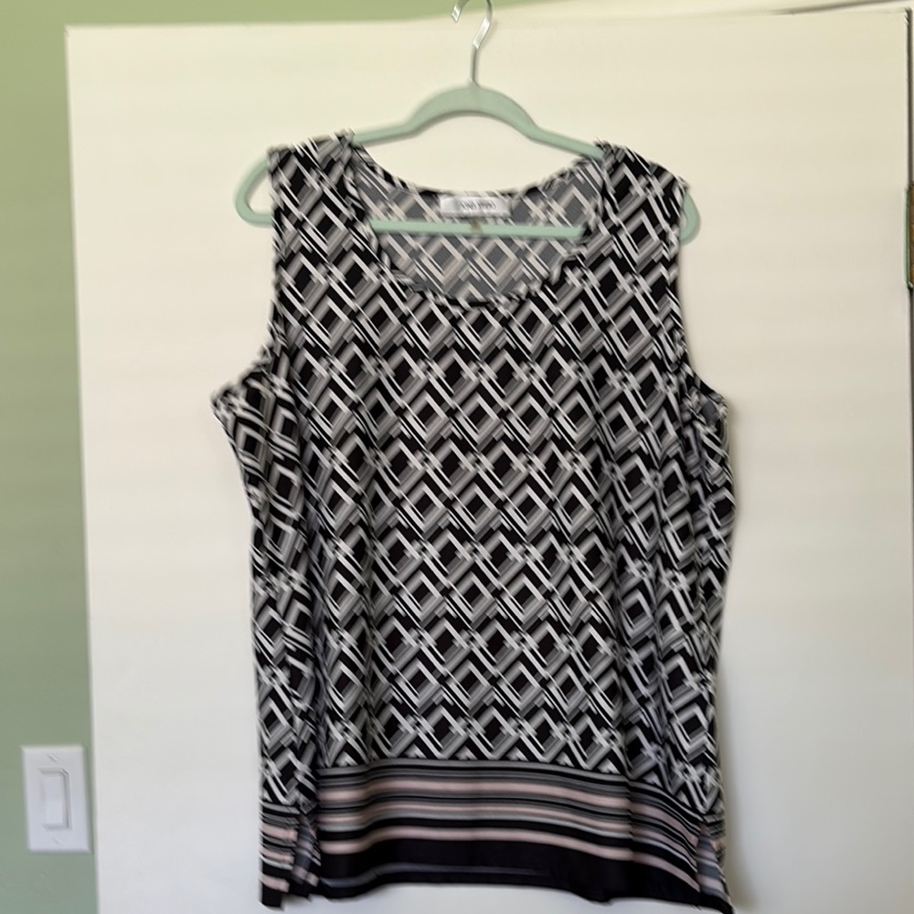 Jones Studio Black and White Graphic Tank Top